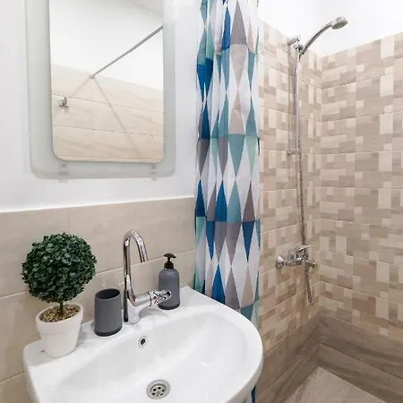 Apartment Exceptional Refurnished Location *